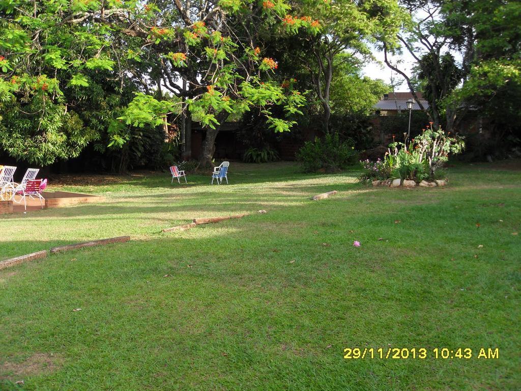 Hostel Y Posada Colibri Puerto Iguazu Exterior photo