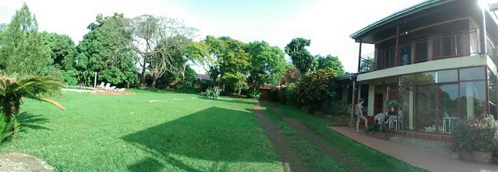 Hostel Y Posada Colibri Puerto Iguazu Exterior photo
